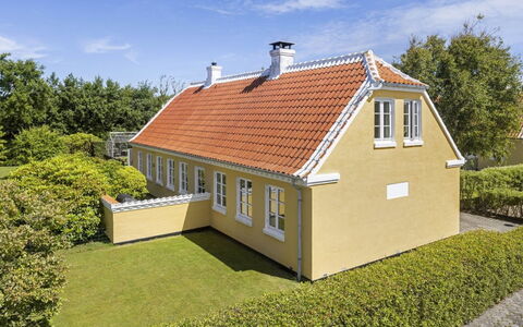 Faik - 1.4Km from the Sea: Hjem, Tag, Hus, Dør, Sommerhus, Skygge, Have, Bunddække, Veranda, Gård