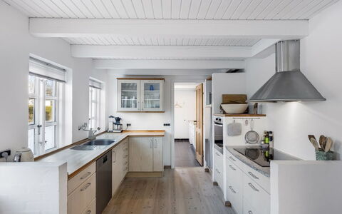 Faik - 1.4Km from the Sea: Hjem, Tag, Hus, Dør, Sommerhus, Skygge, Have, Bunddække, Veranda, Gård