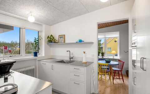 Segut - 300M from the Sea: Køkken, Loft, Træ, Indretning, Gulvbelægning, Countertop, Større Bandage, Køkken Apparat, Etage, Hjem