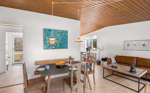 Segut - 300M from the Sea: Møbel, Indretning, Gulvbelægning, Væg, Stol, Bord, Etage, Træ, Loft, Spisestue