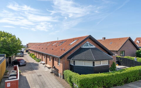 Henritte - 200M from the Sea: Tag, Boligområde, Murværk, Indkørsel, Mursten, Parkering