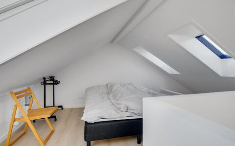 Henritte - 200M from the Sea: Træ, Loft, Indretning, Gulvbelægning, Etage, Attic, Soveværelse, Møbel, Værelse, Seng