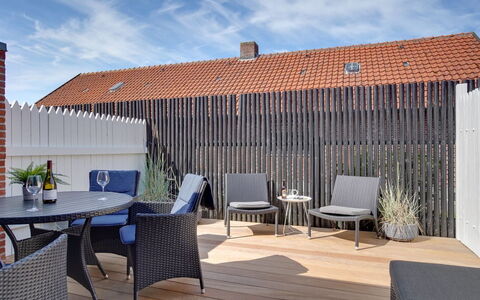 Henritte - 200M from the Sea: Træ, Udendørs Møbler, Møbel, Stol, Dæk, Skygge, Hårdttræ, Udendørs Bord, Gårdhave, Trægulve