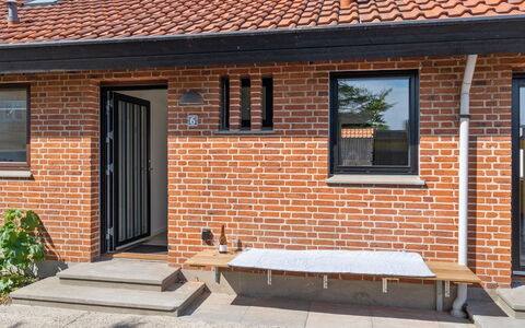 Henritte - 200M from the Sea: Hvid, Font, Nummer