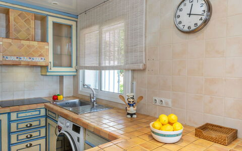 Apartamento Palace: Køkken, Countertop, Gulvbelægning, Indretning, Køkken Apparat, Træ, Større Bandage, Cabinetry, Etage, Værelse