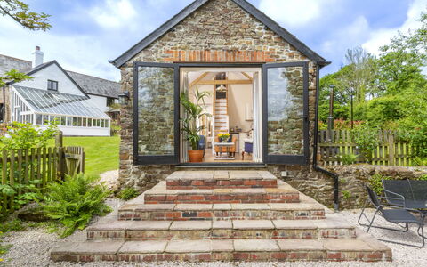 Buttermilk Cottage: Hvid, Font, Nummer