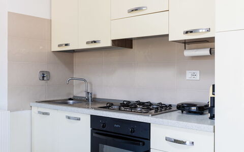 Alessandro: Køkken, Køkken Apparat, Større Bandage, Countertop, Cabinetry, Træ, Komfur, Komfur, Husholdningsapparat, Indretning