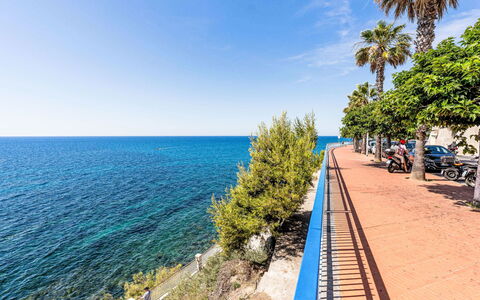Villa Cristina: Blå, Krop Af Vand, Hav, Kyst, Coastal Og Oceaniske Landskabsformer, Horisont, Ocean, Strand, Kyst, Tropics
