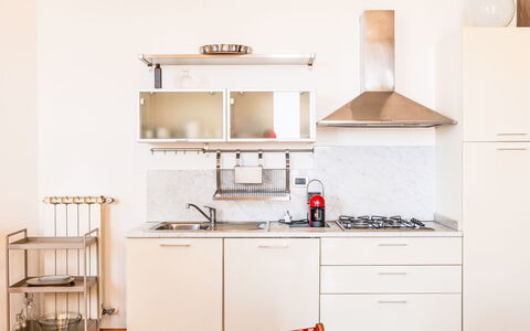 Villa Cristina: Møbel, Køkken, Køkken Apparat, Indretning, Gulvbelægning, Træ, Større Bandage, Cabinetry, Countertop, Etage