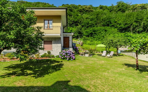 Family Home: Have, Lawn, Gård, Landscaping, Stuehus, Backyard, Plantation, Hacienda, Villa