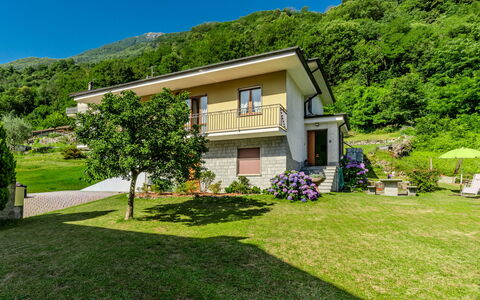 Family Home: Bjergrige Landskabsformer, Bjerg, Bakke, Highland, Hill Station, Landdistrikt, Bjergkæde, Dal, Have, Lawn