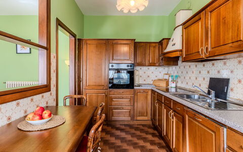Family Home: Indretning, Cabinetry, Træ, Gulvbelægning, Køkken, Møbel, Loft, Etage, Countertop, Værelse