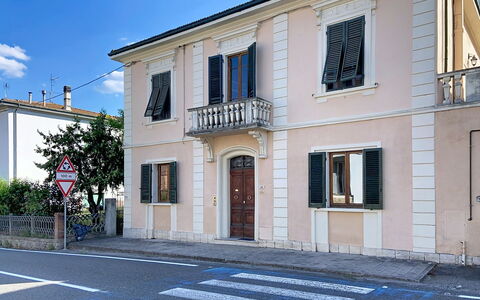 Lucia e Francesco: Vindue, Bygning, Dør, Facade, Kvarter, Hus, Boligområde, Hjem, Menneskelig Bosættelse, Molding