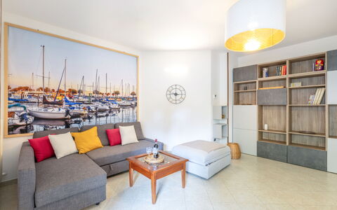 Corte Marina Apartment: Indretning, Møbel, Gulvbelægning, Etage, Couch, Værelse, Stue, Loft, Belysning, Lejlighed