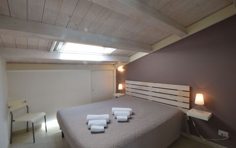Appartamento Tramonto sul Mare: Seng, Soveværelse, Indretning, Møbel, Træ, Etage, Loft, Sengetøj, Gulvbelægning, Sengetøj
