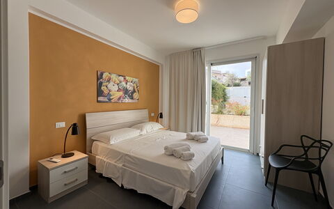 A Casa di Chica: Lejlighed, Soveværelse, Etage, Møbel, Hjem, Seng, Sengetøj, Sengetøj, Bed Frame, Bejdse