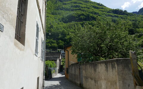 Palazzo Landfogti Studio: Væg, Gyde, Hældning, Bjergkæde, Landsby, Bjerglandsby, Indkørsel, Walkway, Cobblestone, Flise