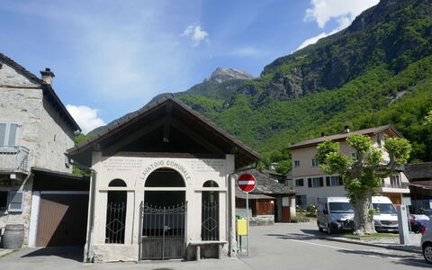 Palazzo Landfogti Studio: Bakke, Bjergkæde, Hill Station, Dal, Alps, Massif, Indkørsel, Kam, Bjerglandsby, Topmøde