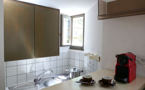 Palazzo Landfogti Studio: Countertop, Køkken, Indretning, Køkkenvask, Køkken Apparat, Sanitærarmatur, Håndvask, Tap, Gulvbelægning, Belysning