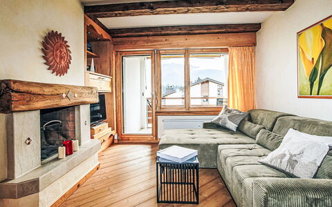 Casa Allgäu: Møbel, Træ, Indretning, Gulvbelægning, Værelse, Etage, Couch, Stue, Trægulve, Hårdttræ