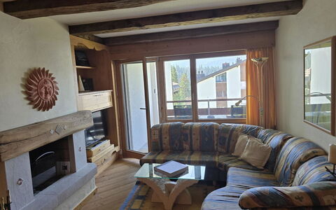 Casa Allgäu: Møbel, Træ, Indretning, Couch, Stue, Værelse, Gulvbelægning, Etage, Loft, Lejlighed