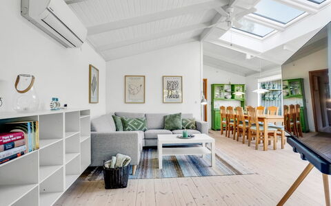 Torkel - 1Km from the Sea: Indretning, Møbel, Gulvbelægning, Couch, Etage, Loft, Træ, Stue, Værelse, Trægulve