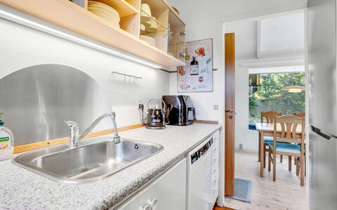 Torkel - 1Km from the Sea: Køkken, Countertop, Køkken Apparat, Større Bandage, Indretning, Gulvbelægning, Træ, Møbel, Cabinetry, Husholdningsapparat
