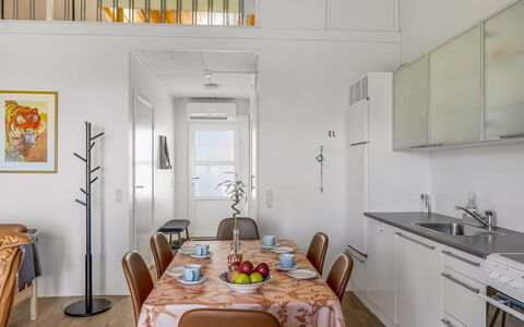 Eilika - 100M from the Sea: Indretning, Møbel, Gulvbelægning, Etage, Køkken, Træ, Loft, Værelse, Trægulve, Countertop