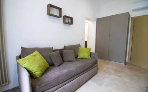 Elementi Luxury Otranto: Møbel, Indretning, Gulvbelægning, Etage, Couch, Træ, Værelse, Belysning, Stue, Hjem
