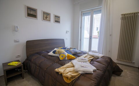 Elementi Luxury Otranto: Seng, Soveværelse, Møbel, Indretning, Sengetøj, Sengetøj, Etage, Gulvbelægning, Træ, Værelse