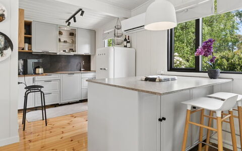 Alika - 700M from the Sea: Køkken, Møbel, Countertop, Indretning, Køkken Apparat, Gulvbelægning, Cabinetry, Træ, Lysarmatur, Loft