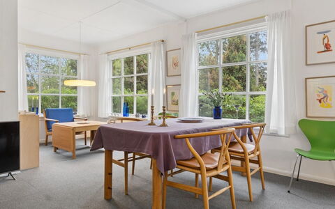 Dalia - 850M from the Sea: Møbel, Indretning, Gulvbelægning, Etage, Træ, Stol, Bord, Loft, Køkken & Spisebord, Spisestue