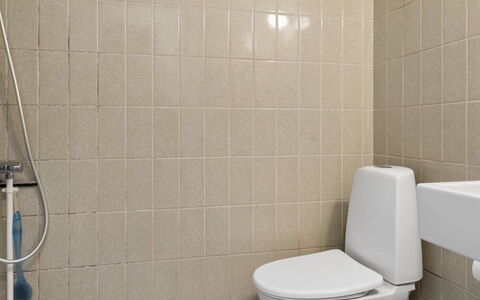 Dalia - 850M from the Sea: Toiletbræt, Toilet, Gulvbelægning, Væg, Badeværelse, Etage, Sanitærarmatur, Indretning, Flise, Vvs