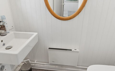 Dalia - 850M from the Sea: Badeværelsesvask, Sanitærarmatur, Badeværelse, Indretning, Gulvbelægning, Håndvask, Vvs, Etage, Tap, Værelse