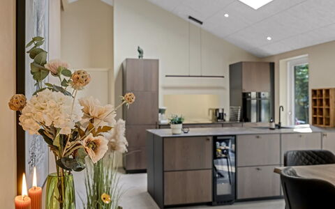 Mavis - 1.6Km from the Sea: Møbel, Indretning, Countertop, Cabinetry, Køkken, Gulvbelægning, Køkken Apparat, Træ, Lysarmatur, Loft