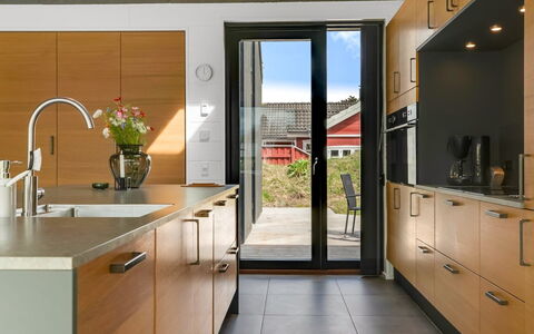 Uschi - 1Km from the Sea: Køkken, Countertop, Cabinetry, Gulvbelægning, Møbel, Køkken Apparat, Træ, Indretning, Etage, Håndvask