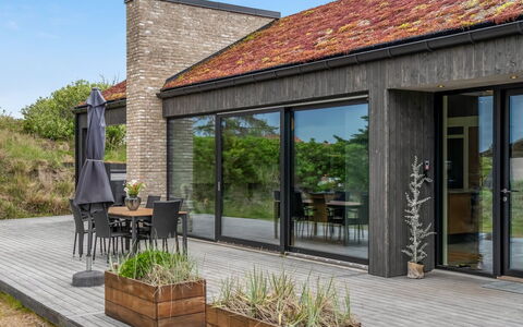 Uschi - 1Km from the Sea: Træ, Arkitektur, Hjem, Tag, Kompositmateriale, Sommerhus, Sidespor, Have, Skygge, Landscaping