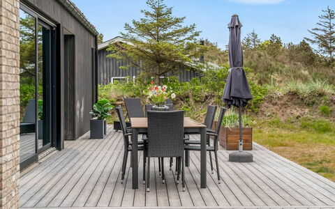Uschi - 1Km from the Sea: Træ, Trægulve, Hårdttræ, Veranda, Dæk, Planke, Møbel, Udendørs Møbler, Stol, Bejdse