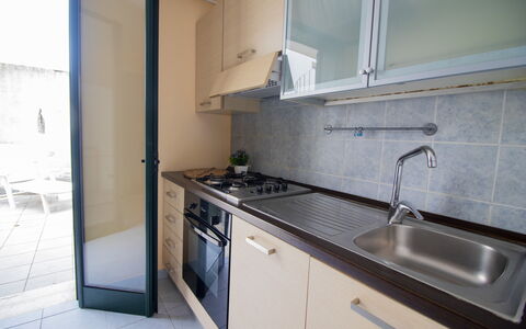 Nicoletta'S House in Otranto: Køkken, Countertop, Køkkenvask, Køkken Apparat, Større Bandage, Gulvbelægning, Indretning, Komfur, Sanitærarmatur, Tap