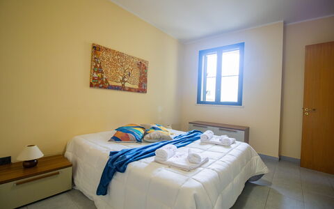 Nicoletta'S House in Otranto: Træ, Soveværelse, Etage, Seng, Gulvbelægning, Sengetøj, Indretning, Bed Frame, Sengetøj, Værelse