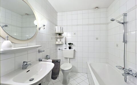Bergblick: Badeværelse, Badeværelsesvask, Sanitærarmatur, Indretning, Håndvask, Gulvbelægning, Toilet, Etage, Tap, Toiletbræt