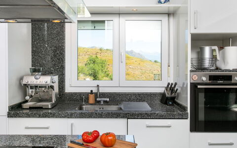 Magdalena: Køkken, Countertop, Køkken Apparat, Større Bandage, Cabinetry, Husholdningsapparat, Indretning, Komfur, Møbel, Komfur
