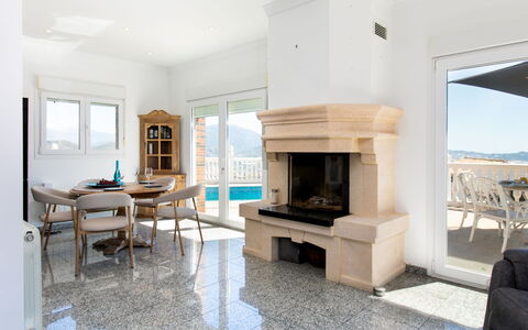 Magdalena: Gulvbelægning, Etage, Stue, Stol, Flise, Stueplante, Villa, Penthouselejlighed, Kaffebord