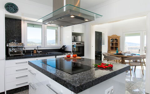 Magdalena: Køkken, Countertop, Køkken Apparat, Indretning, Cabinetry, Møbel, Gulvbelægning, Større Bandage, Husholdningsapparat, Komfur