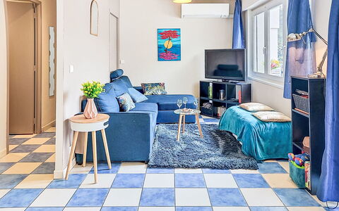 Résidence Hôtel du Nord: Møbel, Busk, Have, Udendørs Møbler, Skygge, Udendørs Bord, Stol, Gårdhave, Backyard, Gård