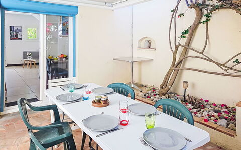 Miramar: Møbel, Busk, Have, Udendørs Møbler, Skygge, Udendørs Bord, Stol, Gårdhave, Backyard, Gård