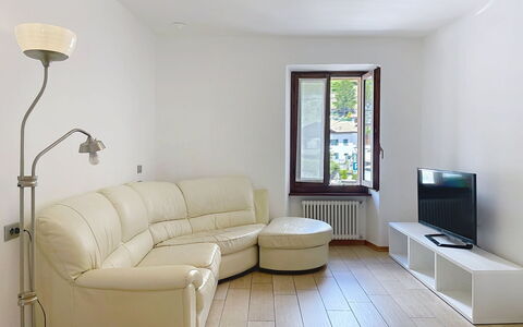 Legnone: Møbel, Busk, Have, Udendørs Møbler, Skygge, Udendørs Bord, Stol, Gårdhave, Backyard, Gård