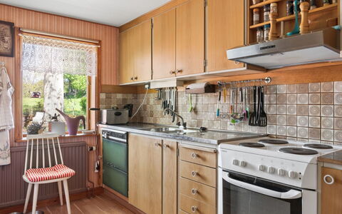 Extorp: Køkken, Køkken Apparat, Countertop, Større Bandage, Cabinetry, Møbel, Gulvbelægning, Indretning, Træ, Komfur