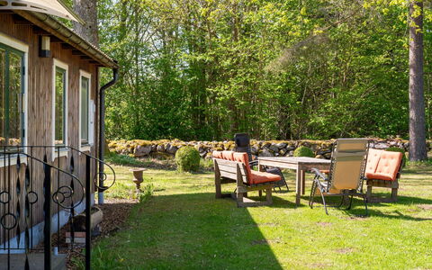 Extorp: Møbel, Have, Sommerhus, Forår, Backyard, Udendørs Møbler, Stol, Woodland, Gård, Lawn