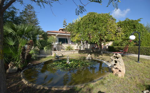 Villa Lina: Træ, Busk, Have, Landscaping, Water Feature, Estate, Hacienda, Skygge, Backyard